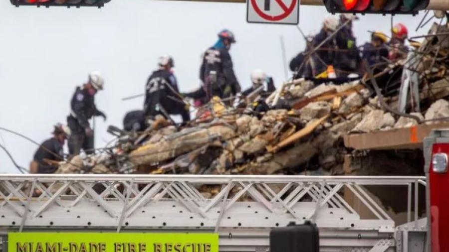 Detienen búsqueda de cuerpos en edificio derrumbado en Miami por inestabilidad en la estructura