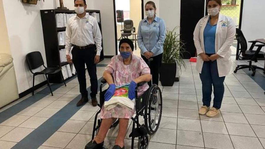 DIF Reynosa entrega sillas de ruedas 