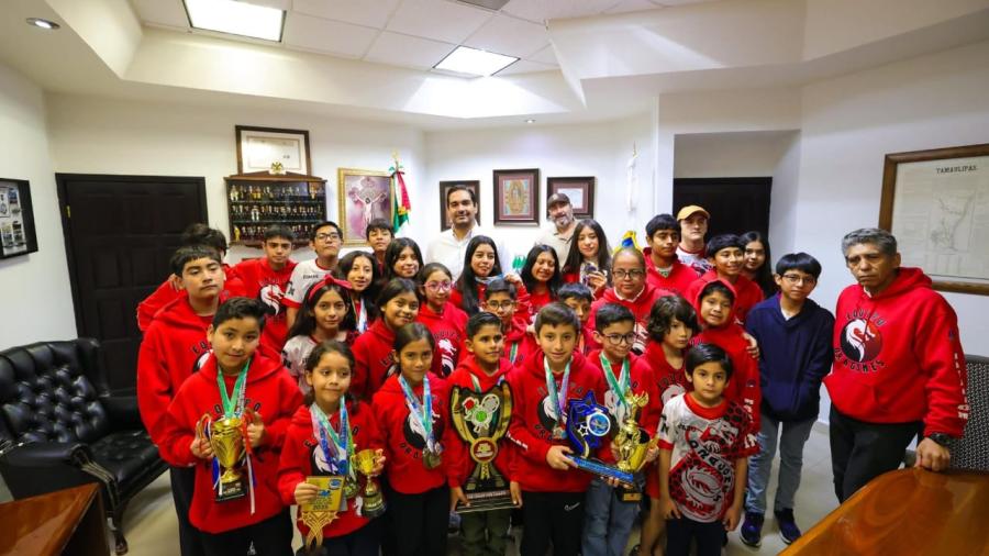 Reconocen nadadores apoyo del Presidente Carlos Peña Ortiz en su preparación y competencias 