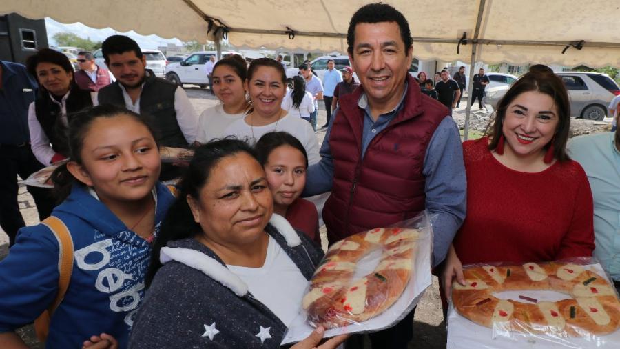 Entregan roscas de reyes a familias humildes en Matamoros