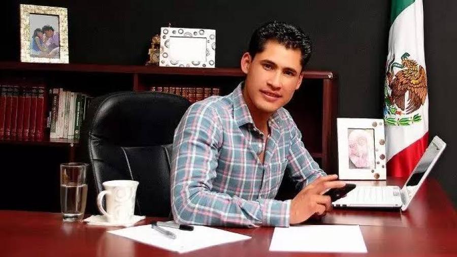 Niegan registro de precandidato de Diputado Puebla por fotos controversiales con su hija