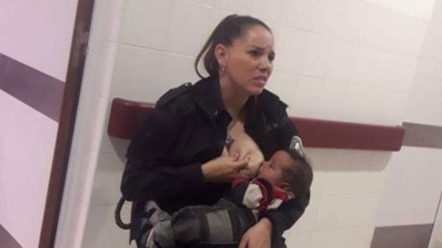 Emotivo gesto de una policía con un bebé que lloraba continuamente