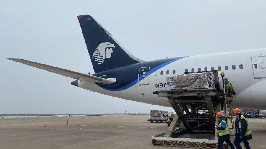 Despega de China tercer vuelo con insumos médicos
