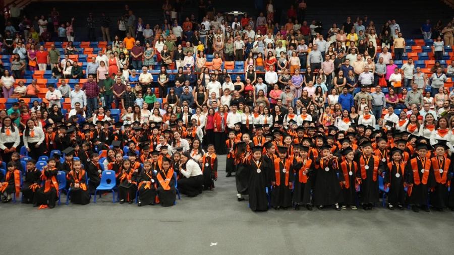 El rector Dámaso Anaya y la Lic. Isolda Rendón presiden graduación de CENDIS de la UAT
