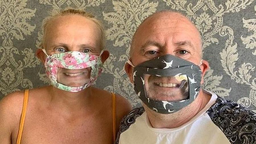 Mujer crea máscara especial para sordos