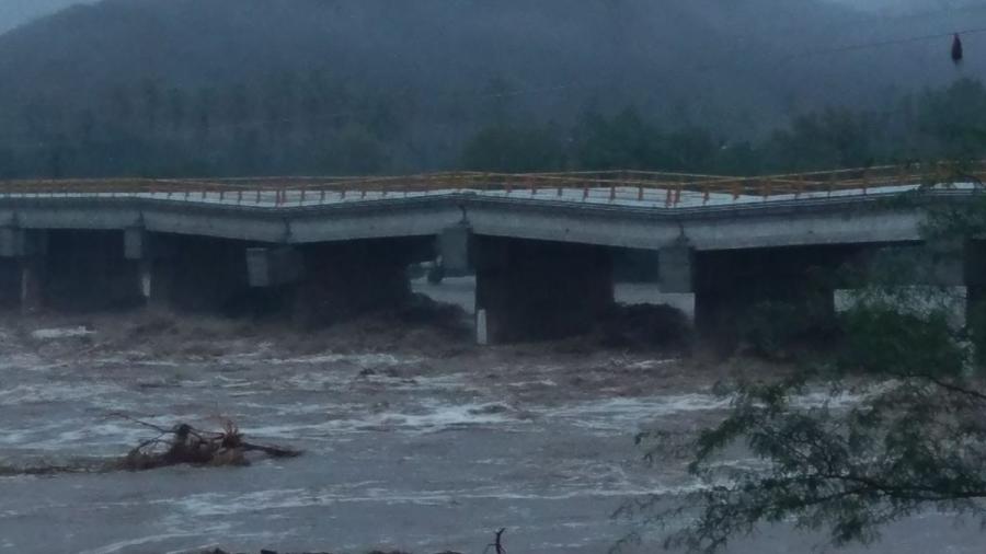 Cierran puente en Oaxaca por "Beatriz"