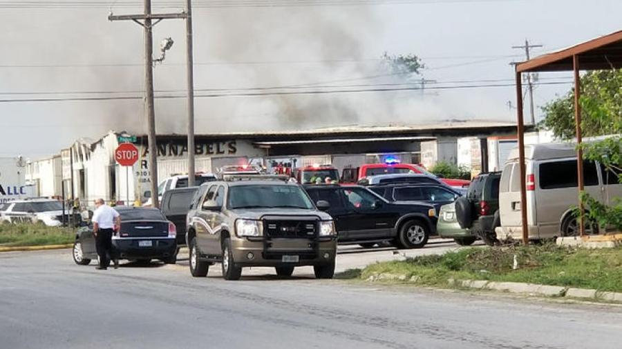 Investigan incendio en almacén de ropa