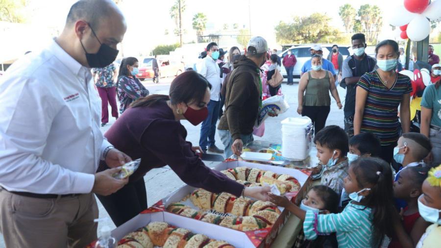 Municipio comparte Rosca de Reyes con migrantes
