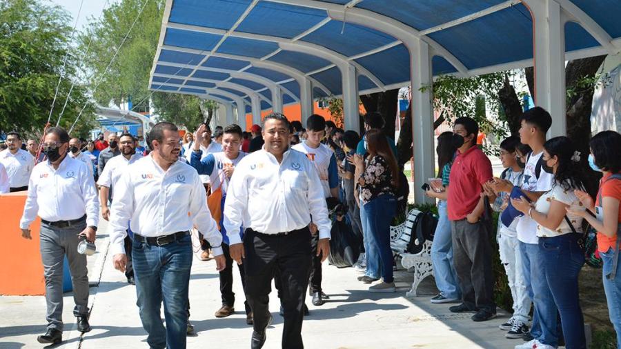 Entrega Rector de la UAT en Nuevo Laredo equipamiento de aulas digitales