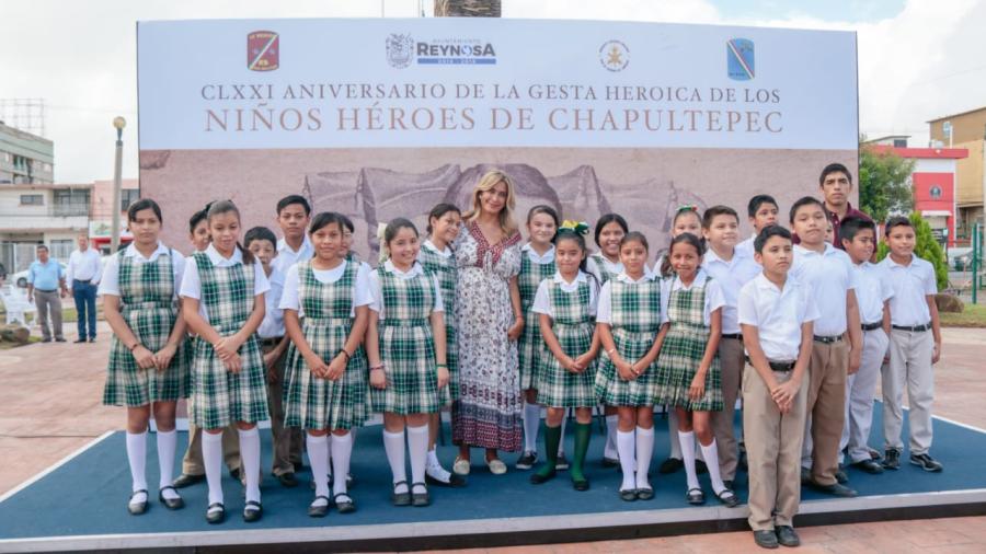 Rinde R. Ayuntamiento homenaje a los Niños Héroes