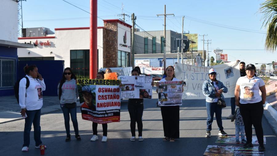 Colectivo participa en desfile y exige apoyo para búsquedas