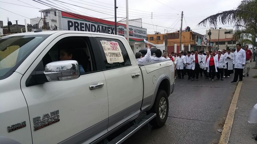 Marchan en defensa por Médico acusado de la muerte de un menor en Oaxaca