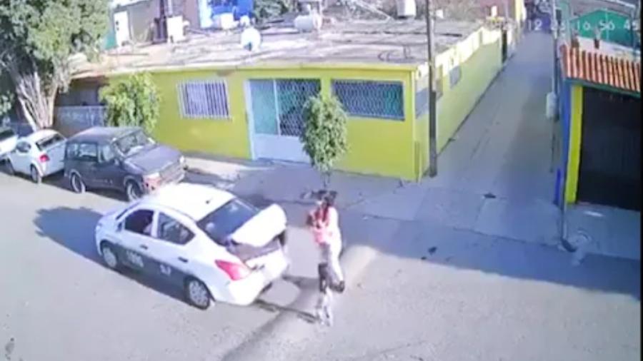 Taxista intenta robarse regalos navideños; es localizado tras video viral 