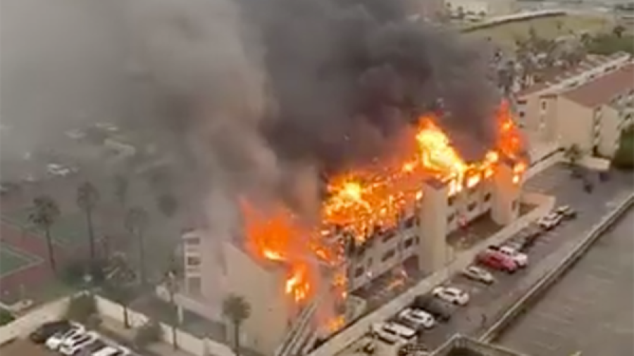 Se registra incendio en complejo de condominios en La Isla del Padre, Texas