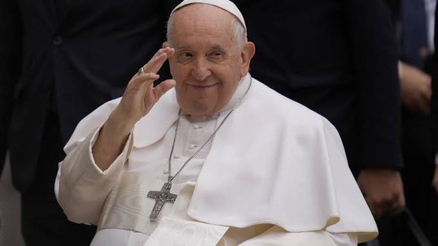 Visita el Papa a refugiados e insta a Hungría a mostrar caridad