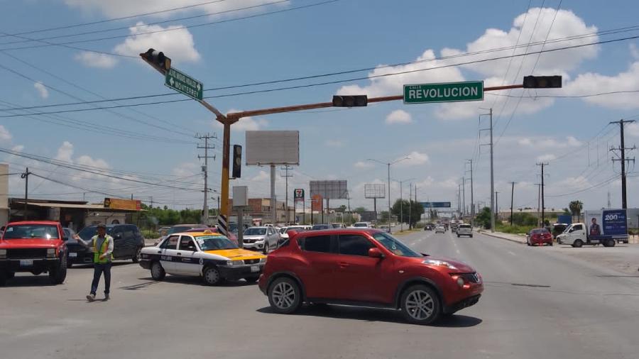 Desconectan semáforos y provocan caos en Esfuerzo Nacional y Bugambilias 