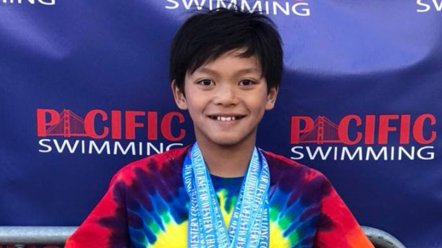Niño de 10 años bate récord de natación de Phelps en los 100m mariposa 