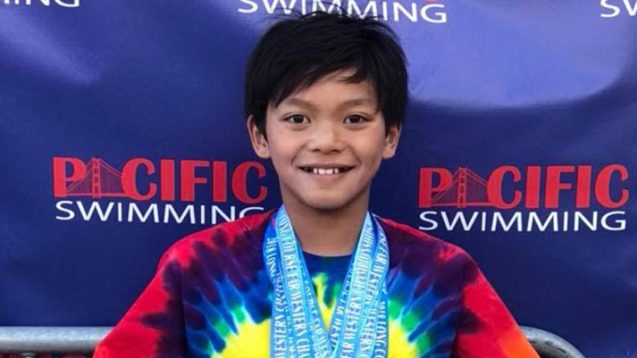 Niño de 10 años bate récord de natación de Phelps en los 100m mariposa 