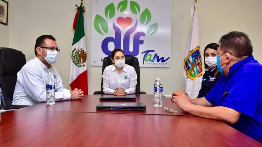 Firma DIF Reynosa convenio con Óptica Platino
