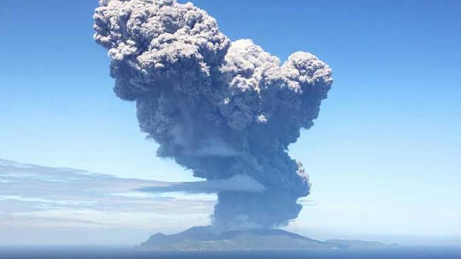 Volcán hace erupción en la isla japonesa de Kuchinoerabu