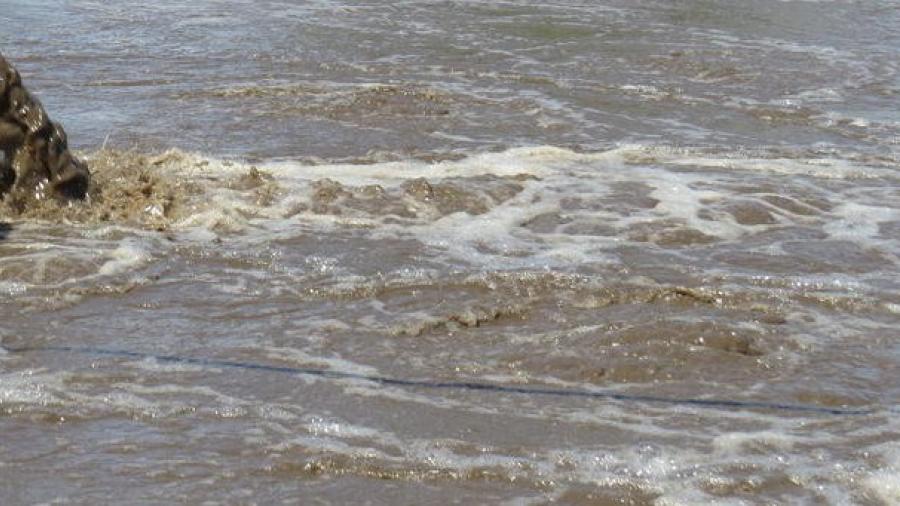 Escurrimientos de aguas negras frente a unidad deportiva al norte de Tampico