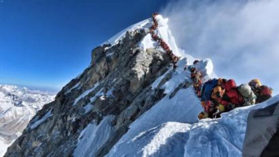 Prohíben subir al Monte Everest por precaución al coronavirus