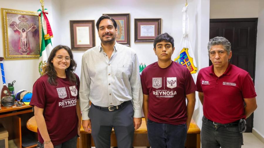 Felicit&oacute; Carlos Pe&ntilde;a Ortiz a Hanna y David, Nadadores de Campeonato Nacional