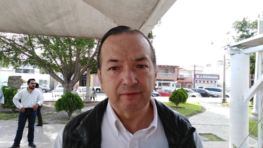 Por terminar pago de becas de titulación