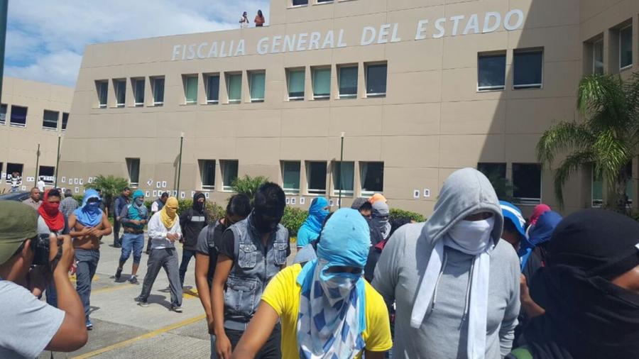 Normalistas irrumpen en la Fiscalía de Guerrero en protesta por fuga de policía