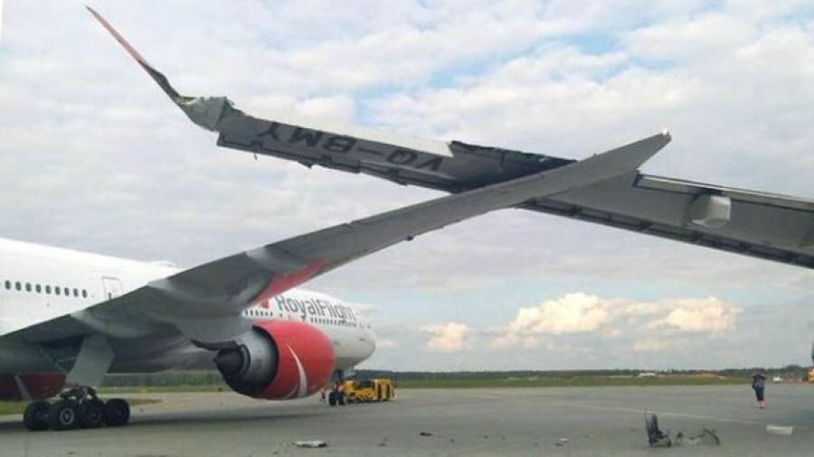 Dos aviones chocan en un aeropuerto de Moscú
