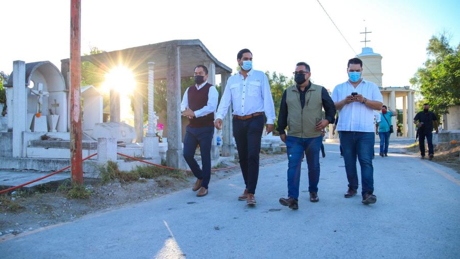Recorre Alcalde Carlos Peña Ortiz panteones municipales durante Día de Muertos