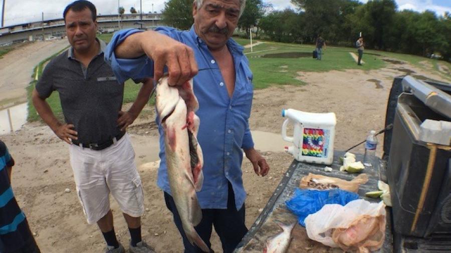 Aprovechan creciente del río para ir de pesca