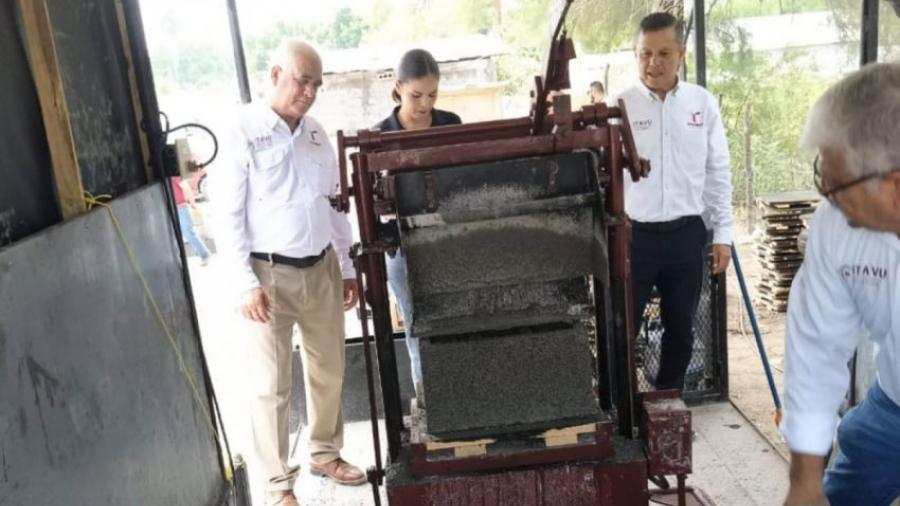 Entrega ITAVU bloquera que convierte esfuerzo comunitario en hogares