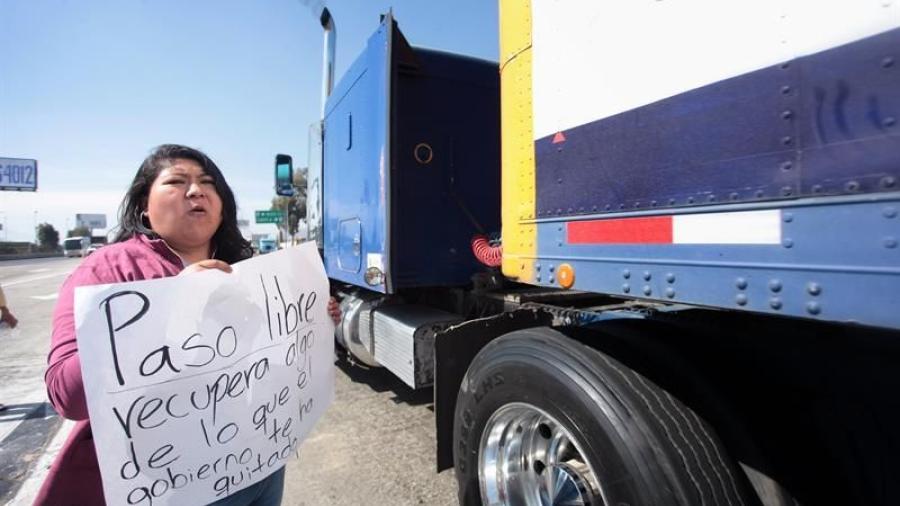 Toma de casetas y protestas contra el 'gasolinazo' y con aval de la autoridad