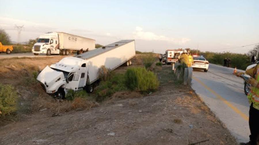 Se accidenta tráiler con 130 migrantes en la carretera México-Nogales