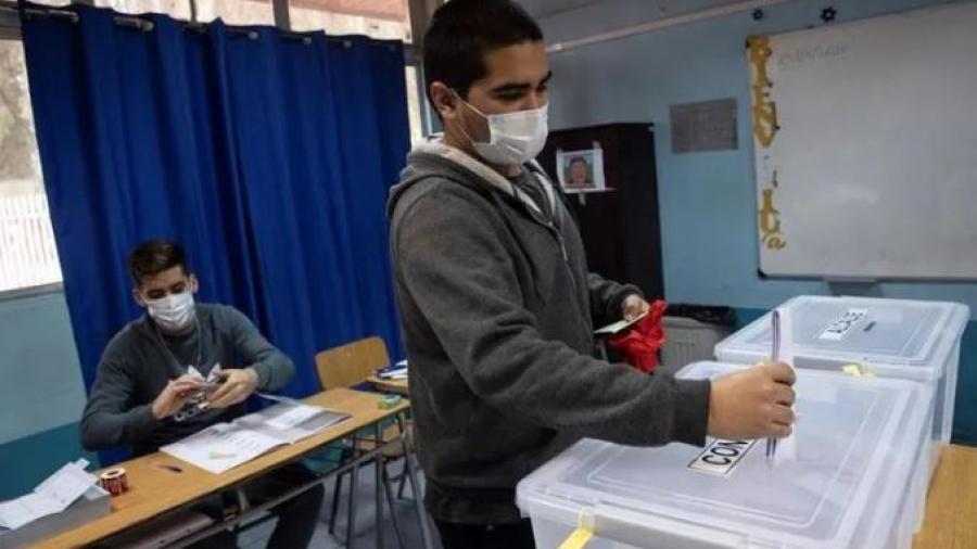 Cierra Chile primera jornada electoral para cambiar la Constitución