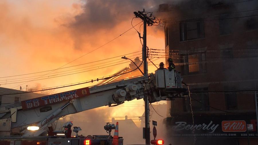 Un nuevo incendio despierta al Bronx, Nueva York 