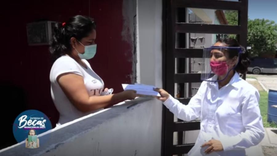 Entrega Municipio tarjetas de Becas hasta domicilio de estudiantes 