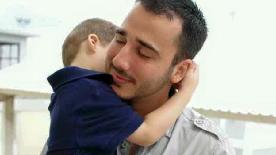 Publican tierna imagen de Diego Santoy y su hijo