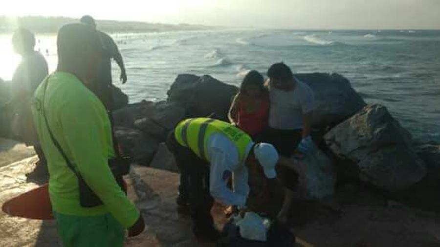Rescatan a pareja de morir ahogados en playa Miramar