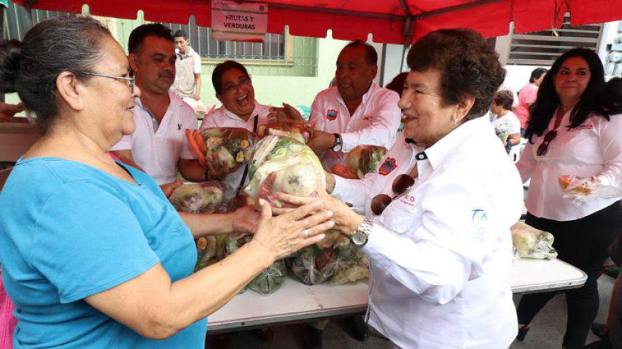 Benefician a residentes de la colonia del Pueblo con servicios y ropa