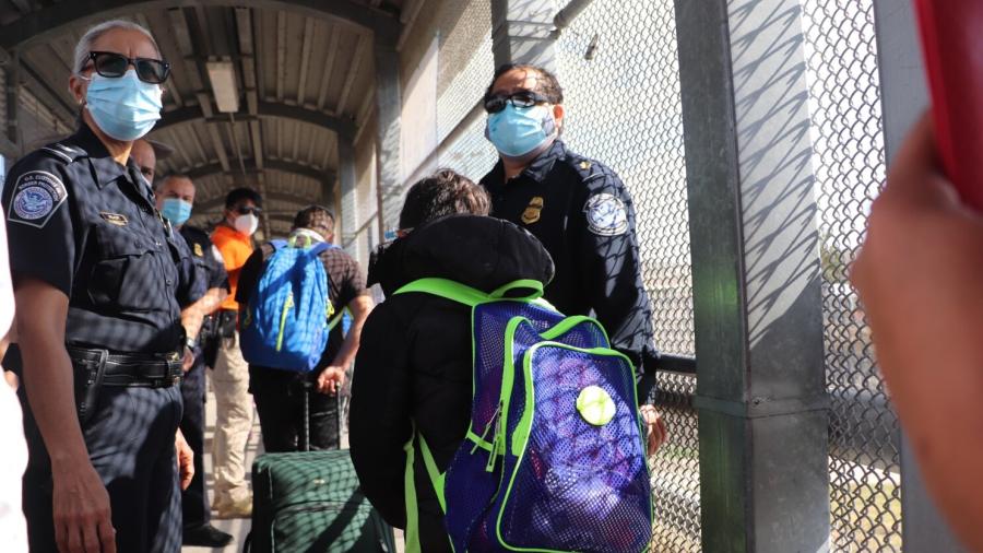 Limitará EU detenciones de migrantes en escuelas y hospitales: DHS