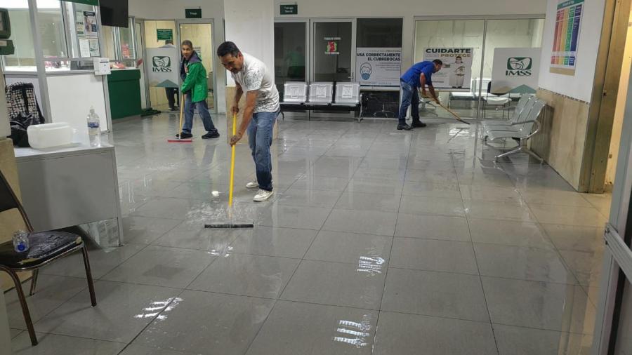 Lluvias inundan hospital del IMSS