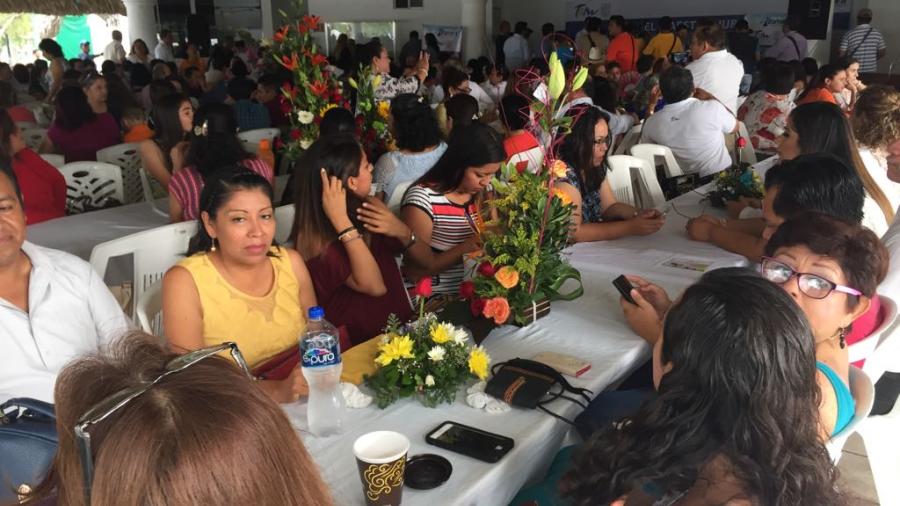 Festejan a maestros, por su trayectoria y forjadores de la sociedad