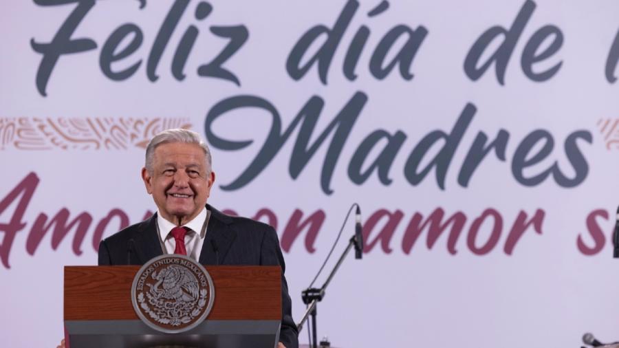 Felicita AMLO a las mamás por el 10 de mayo; anuncia concierto en la mañanera