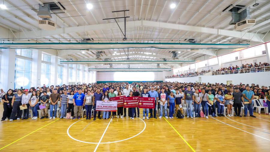Entregó Alcalde de Reynosa Tarjetas de Becas para Universitarios
