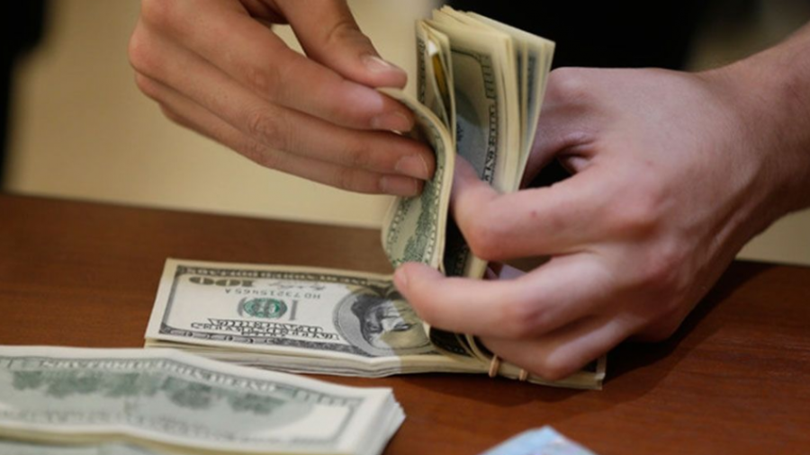 Se vende el dólar en 17.95 en promedio en casas de cambio
