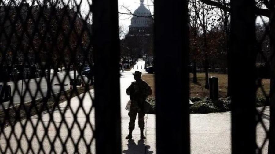 Arrestan a hombre cerca del Capitolio con balas y una pistola