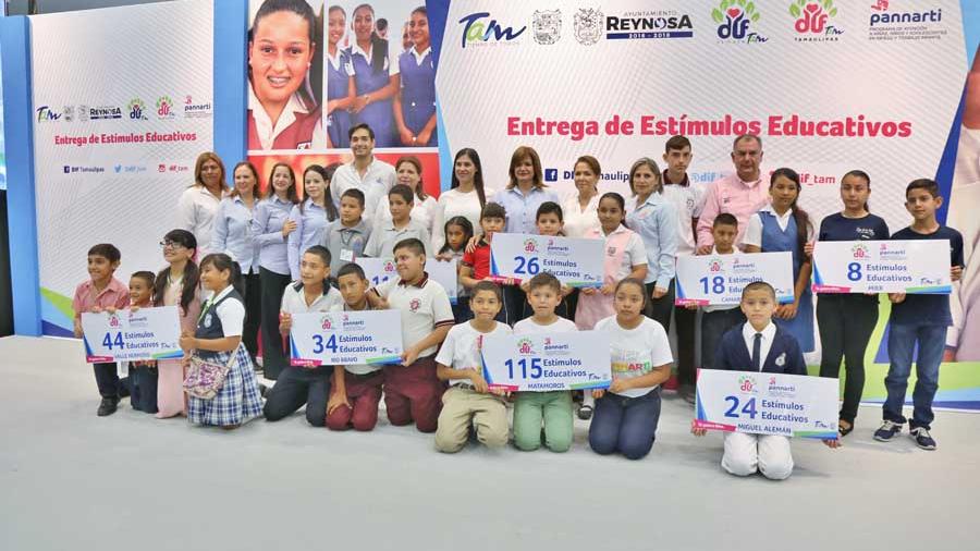Entrega DIF estímulos educativos en 19 municipios