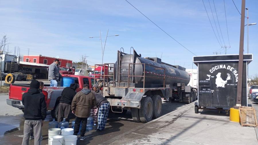 Por falta de suministro eléctrico de CFE en planta Norte; Gobierno Municipal facilita agua potable a familias del Poniente